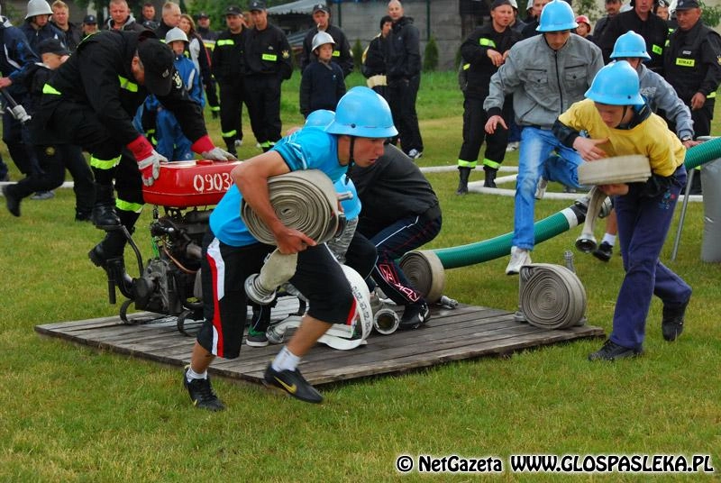 Deszczowe zawody strażaków