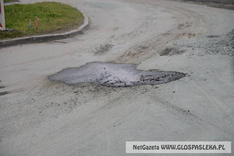 Została plama oleju i śmieci