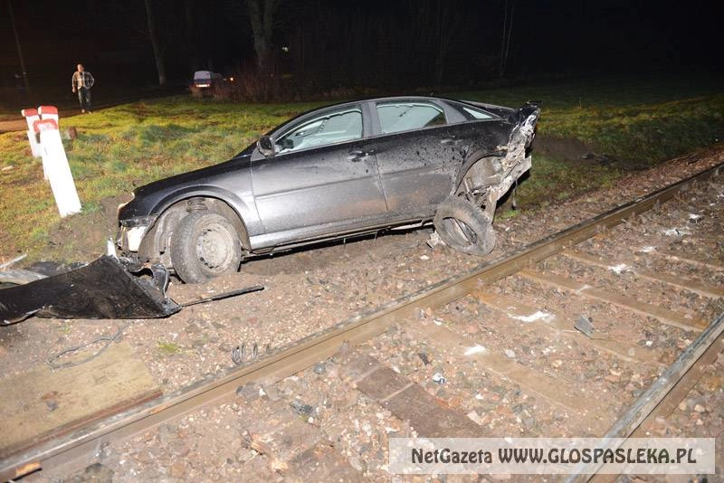 Opel Vectra pod kołami pociągu