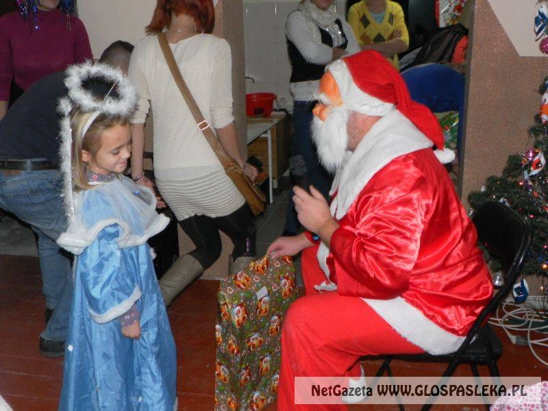 Kurier Świętego Mikołaja dotarł do świetlicy w Grądkach  