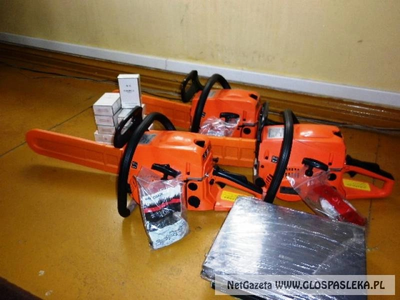 Pod marketem sprzedawali piły i  podrobione perfumy