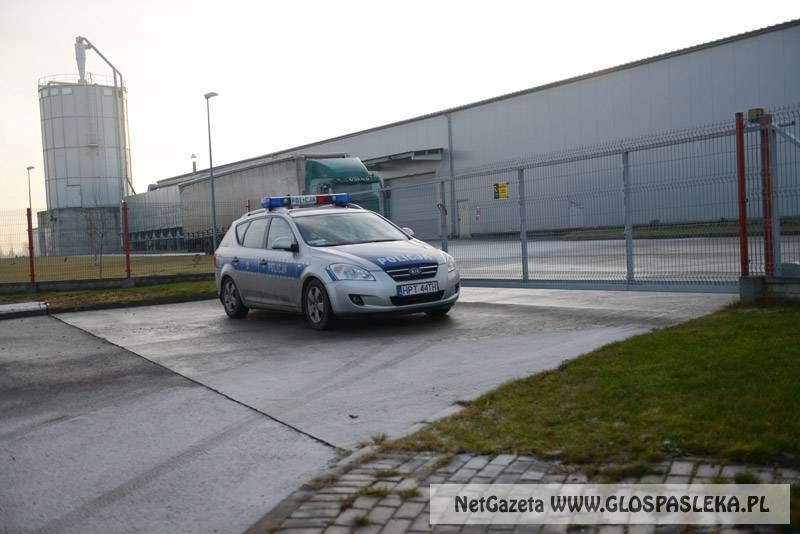 Policja pilnuje fabryki mebli