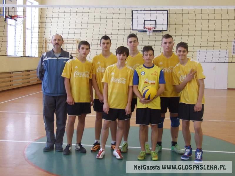 Chłopcy Gimnazjum nr 1 wygrywają w siatkówkę