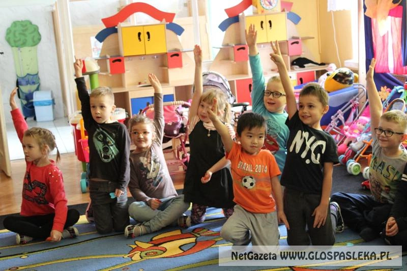 Uczniowie ZS w przedszkolu