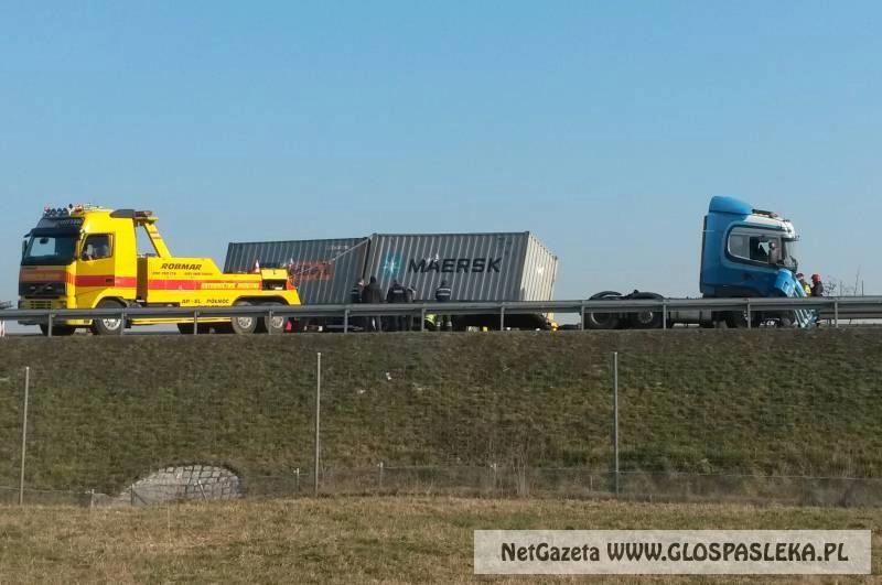 Ciężarówka zablokowała drogę ekspresową