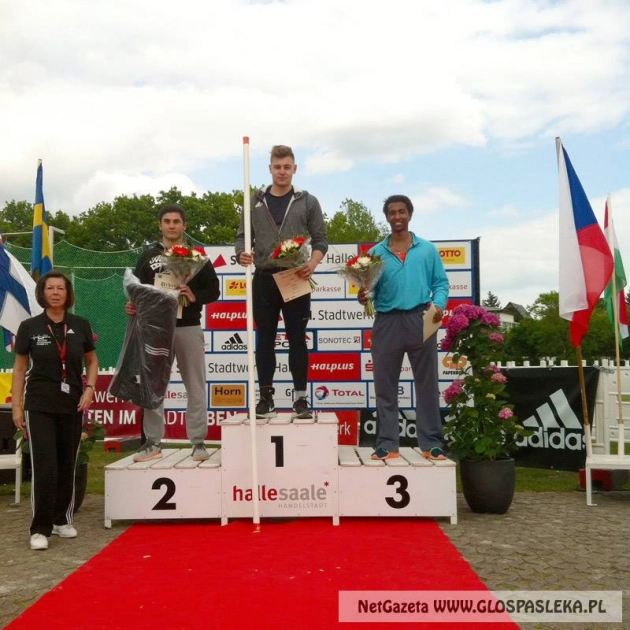 Kacper Oleszczuk wygrywa w Halle