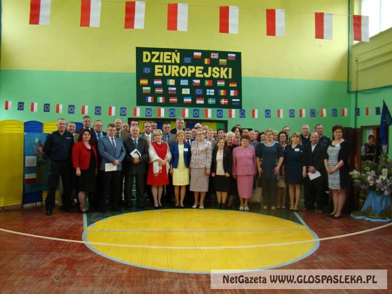 O TYM, JAK ŚWIĘTOWANO DZIEŃ EUROPEJSKI W GIMNAZJUM W DOBRYM Z PRZYJACIÓŁMI SZKOŁY