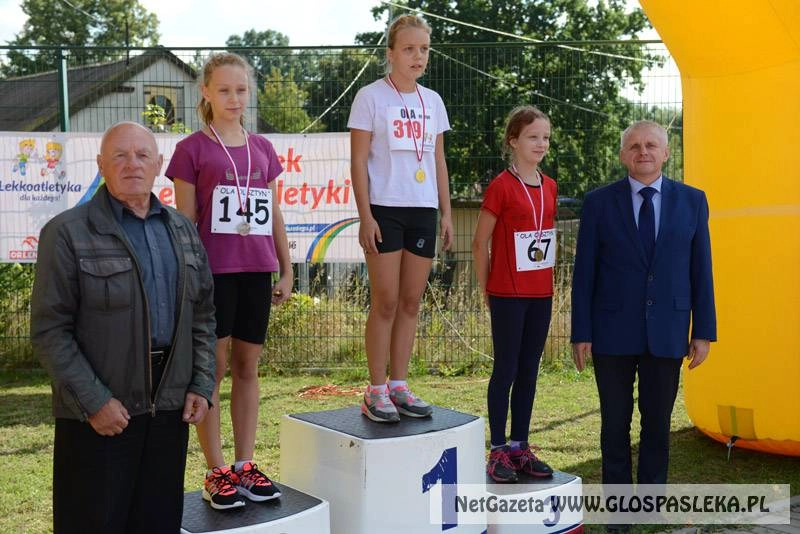 Młodzi lekkoatleci na stadionie w Pasłęku