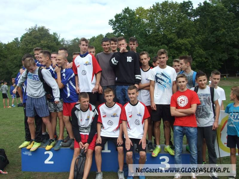 Gimnazjaliści w sztafetowych biegach przełajowych