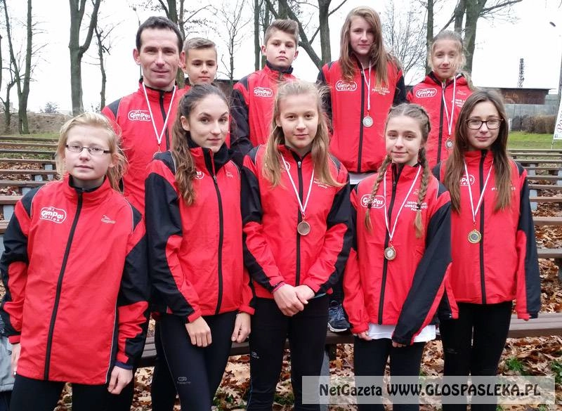 Worek medali dla młodzieży ZSP/UKS Gimpas  w biegach niepodległości