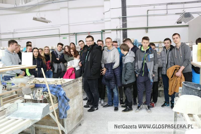 Logistycy w zakładzie produkcji porcelany 