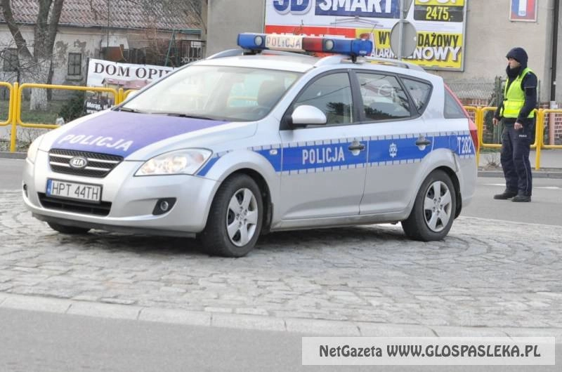 Po pijanemu dachował fiatem - jechał po alkohol.