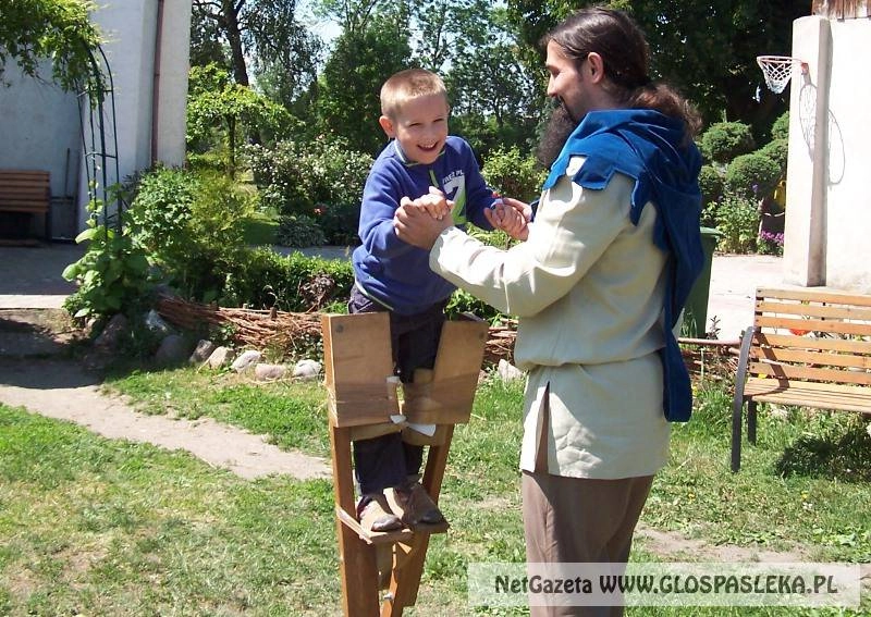 Żonglerka, chodzenie na szczudłach i taniec ognia