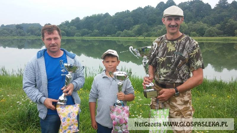 Tomasz Kużel z pucharem