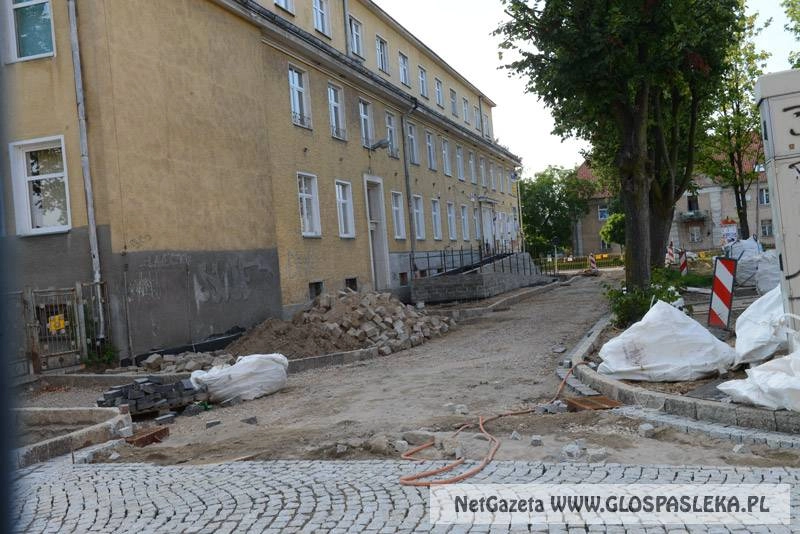 Obok placu stoi przychodnia