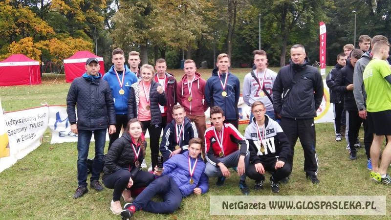 Złoty medal  ZSEiT w  sztafetowych biegach przełajowych