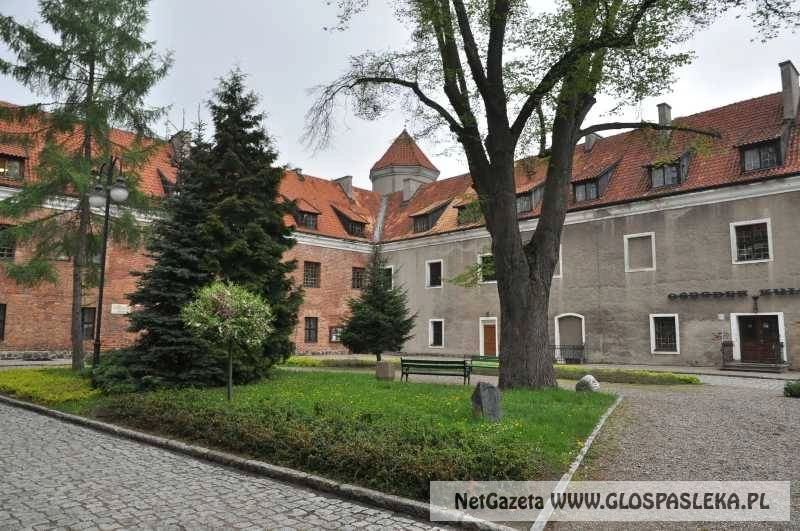 Sonda - czy pasłeczanie wierzą w urkytą w mieście bursztynową komnatę?