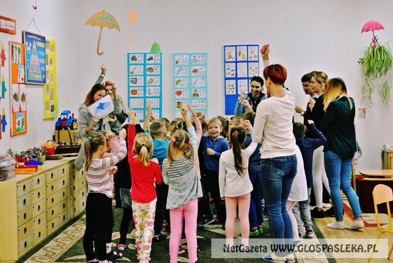 Wizyta uczniów ZSEiT w przedszkolu i szkole podstawowej