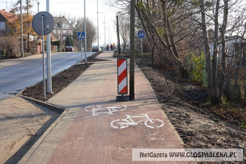 Słup na środku ścieżki rowerowej