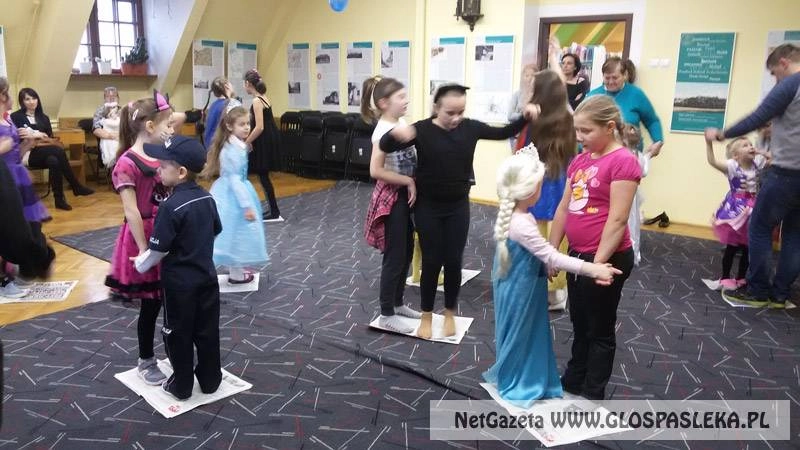 Bal karnawałowy w bibliotece