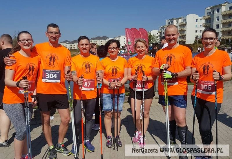 Trzy puchary w rękach chodziarzy z Pasłęka