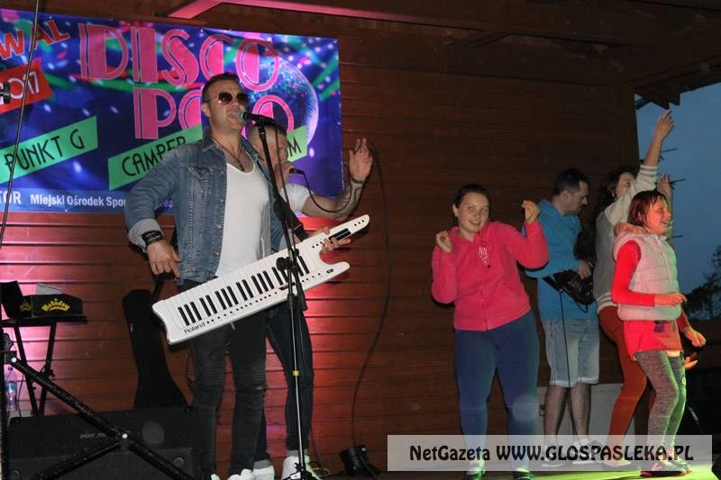 Disco polo pod parasolami