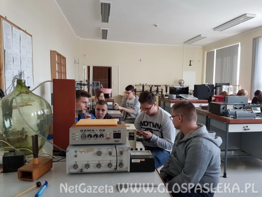 Ciekawi matematyki uczniowie z ZSEiT na Dniu Inżyniera