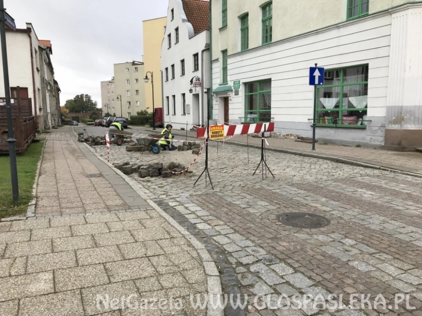 Poprawiają bruk na Starym Mieście