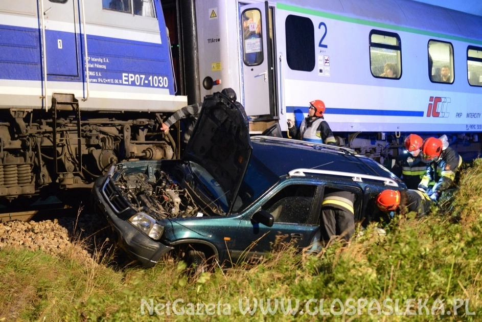 Honda wjechała pod pociąg