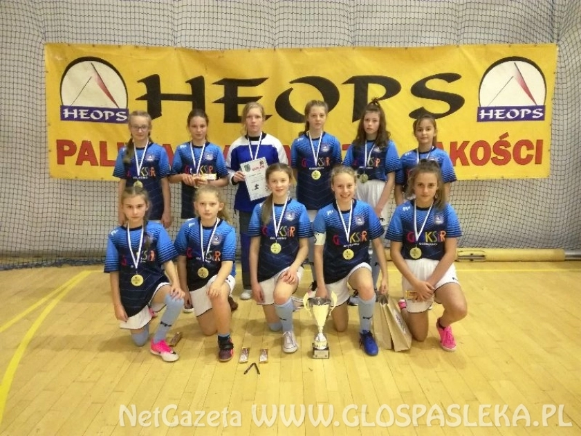 Reprezentcja Godkowa z pucharem po turnieju unihokeja