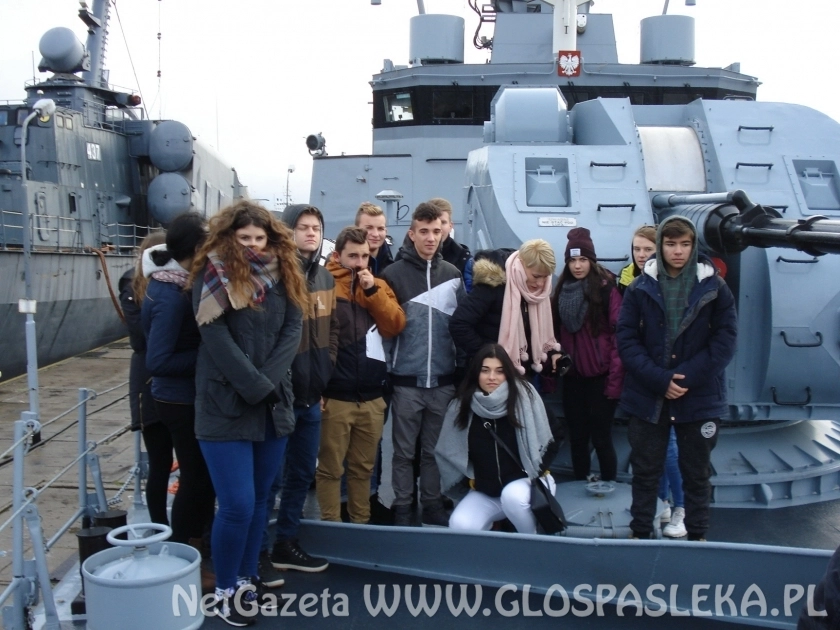 Mundurowi z ZSEiT  w porcie wojennym      