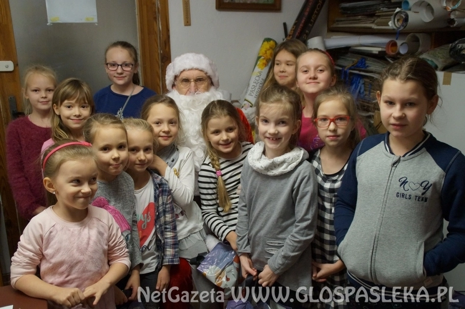 Mikołaj w sekcji plastycznej POK