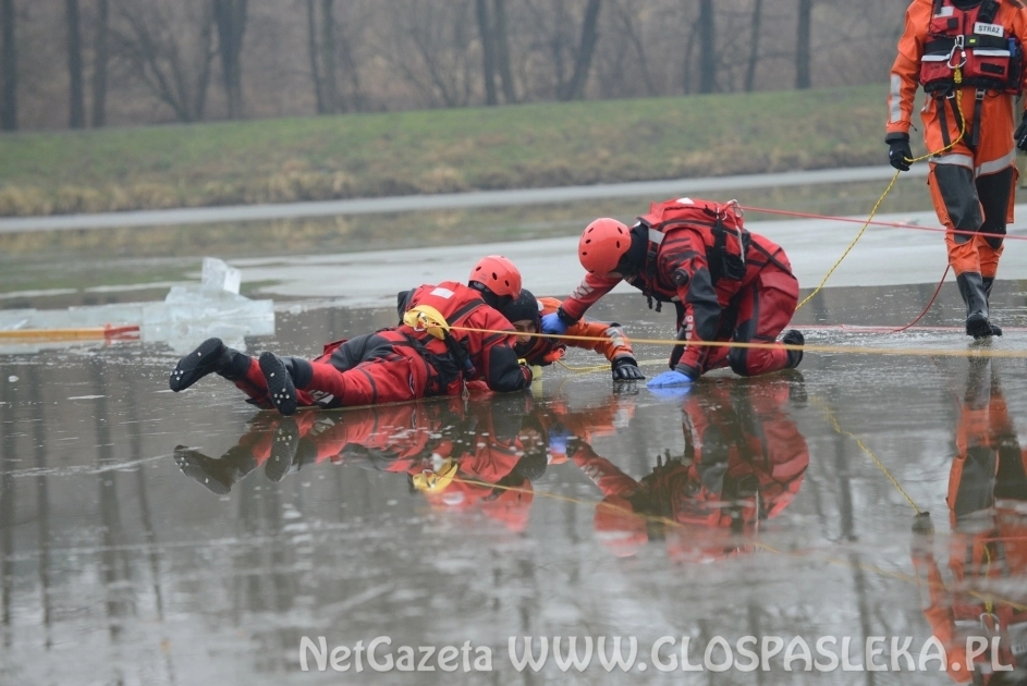 Pokaz ratownictwa na lodzie