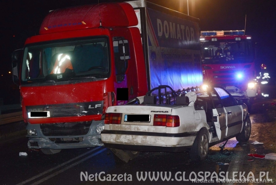 Zignorował znak STOP i wjechał pod ciężarówkę