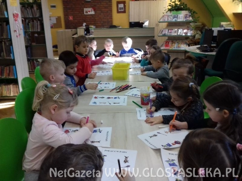 Przedszkolaki na lekcji bibliotecznej