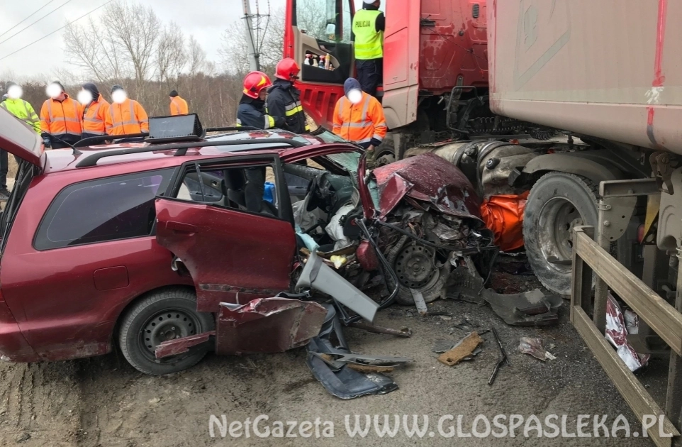 Wjechał wprost pod ciężarówkę