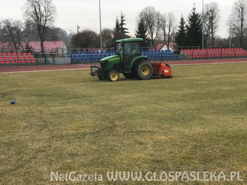 Prace pielęgnacyjne na stadionie