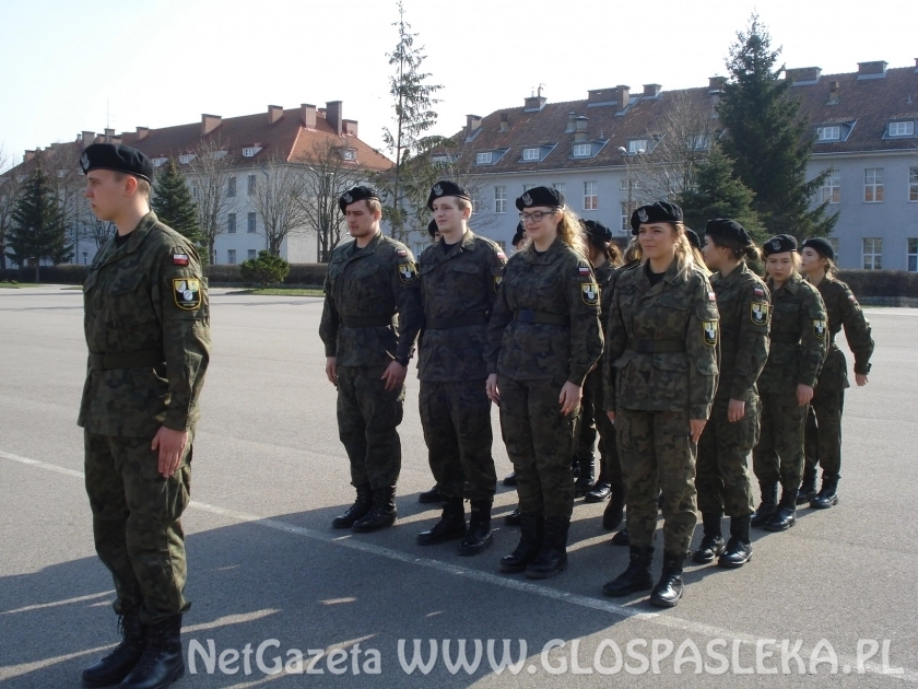 Kadeci z ZSEiT na uroczystości zmiany Dowódcy 9 BBKPanc.