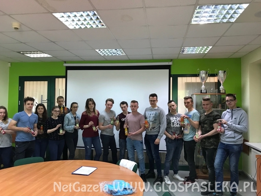 Młodzież z ZSEiT w zakładzie produkcyjnym TYMBARK