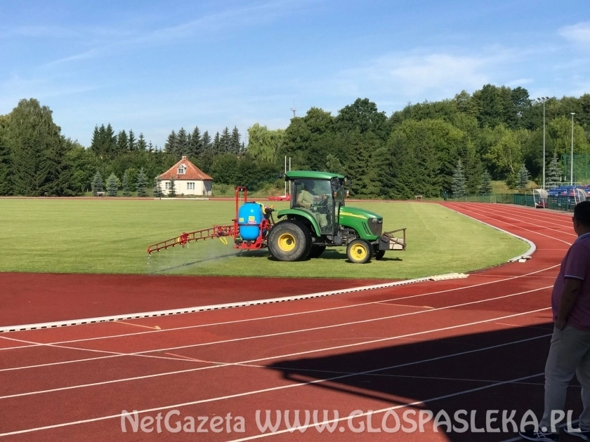 Prace pielęgnacyjne na stadionie cd.