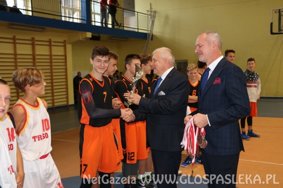 SP 3 wygrywa turniej koszykówki 