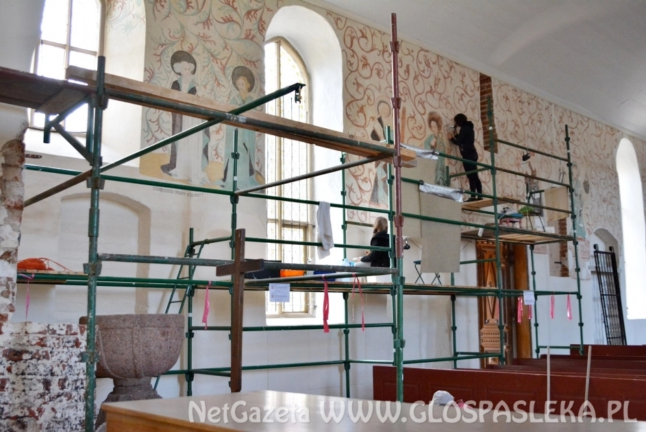 Wnętrze świątyni nabiera barw