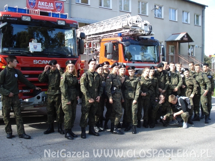 Mundurowi z ZSEiT u strażaków