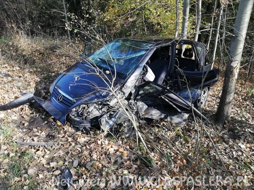 Czołowe zderzenie dwóch aut