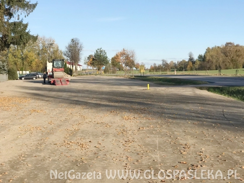 Teren przy cmentarzu utwardzony