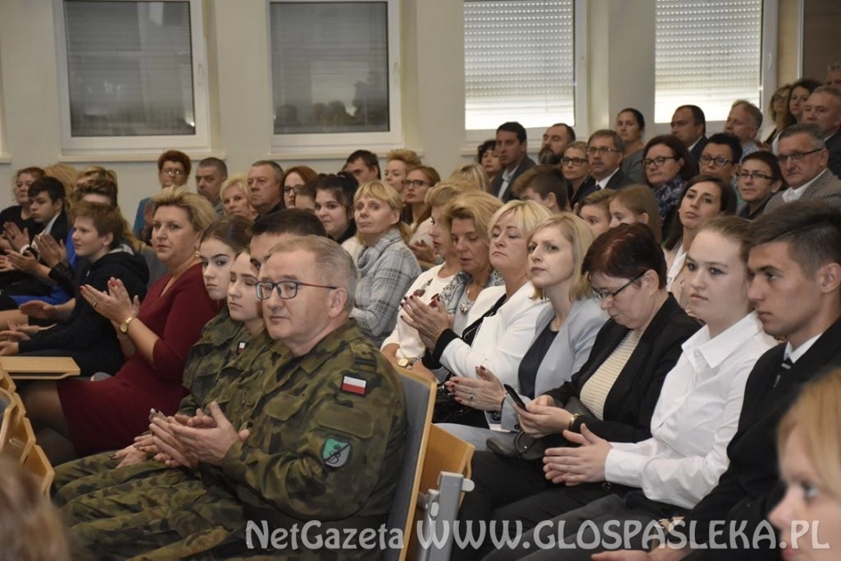 Dąb pamięci w ZSEiT