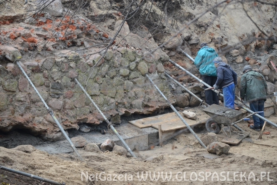 Mniej za remont muru