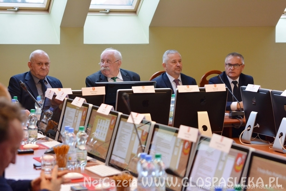 Skład komisji w powiecie i wynagrodzenie starosty