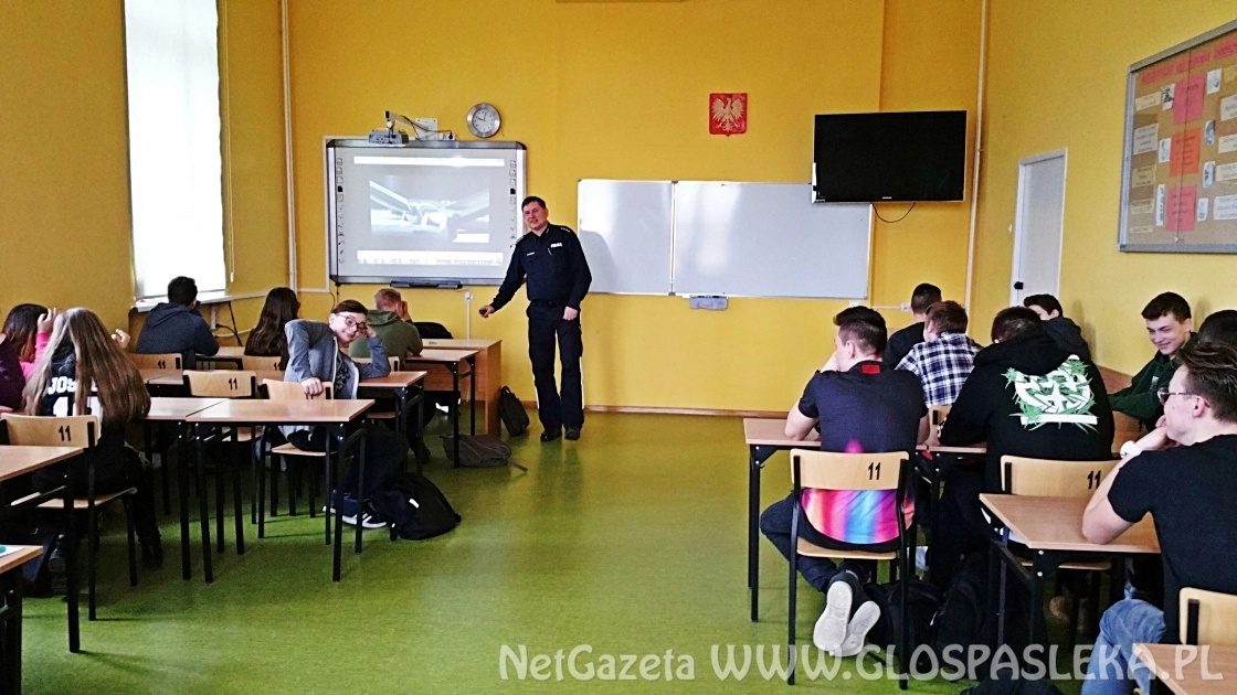 Policjanci radzą jak walczyć z cyberprzemocą 