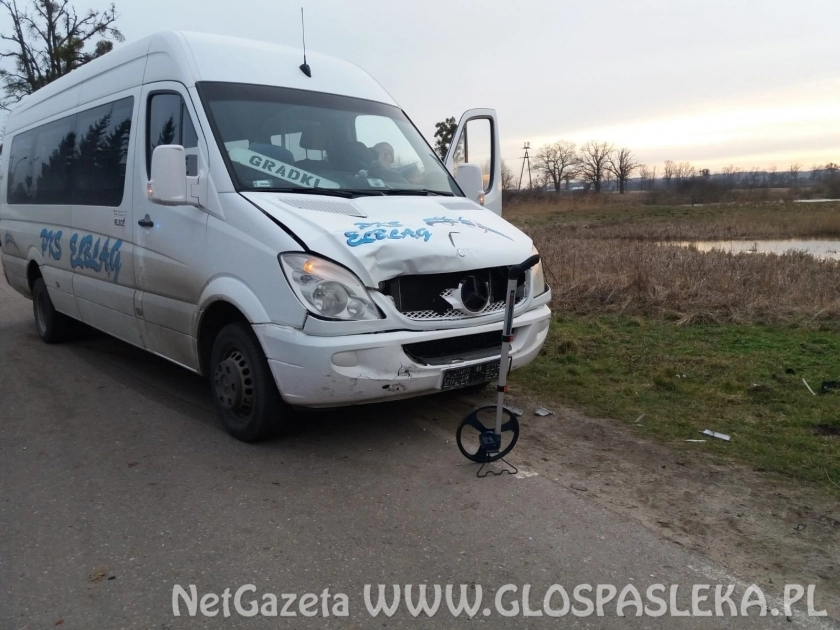 Motorowerzysta wjechał pod autobus